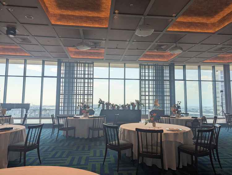 披露宴会場。このときはオープニングムービー後でスモークがたかれた状態。