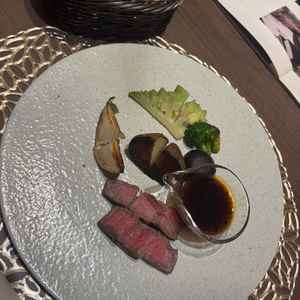 試食プレートの写真。とても美味しいお肉でしたが、試食限定メニューとのことです。