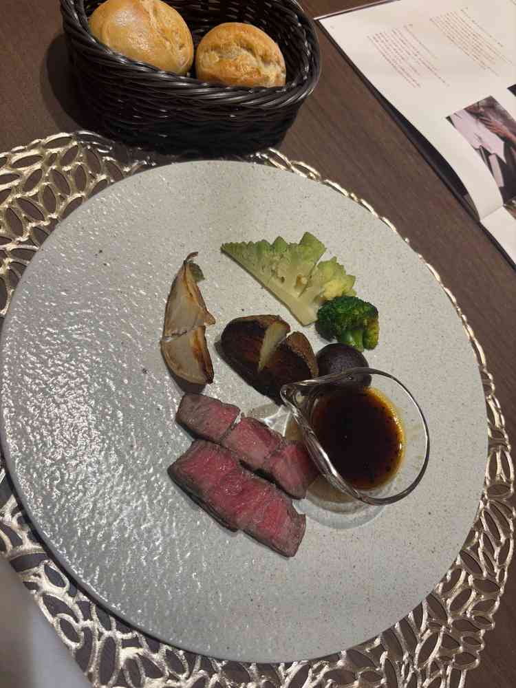 試食プレートの写真。とても美味しいお肉でしたが、試食限定メニューとのことです。