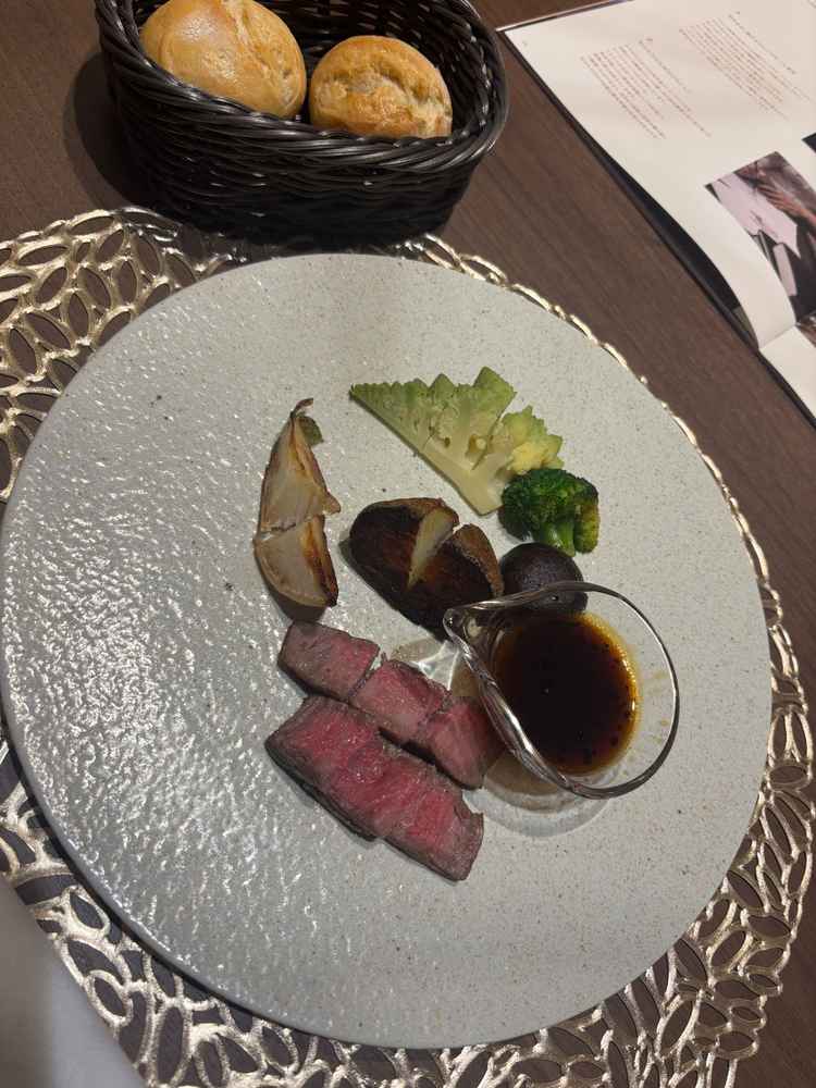 試食プレートの写真。とても美味しいお肉でしたが、試食限定メニューとのことです。