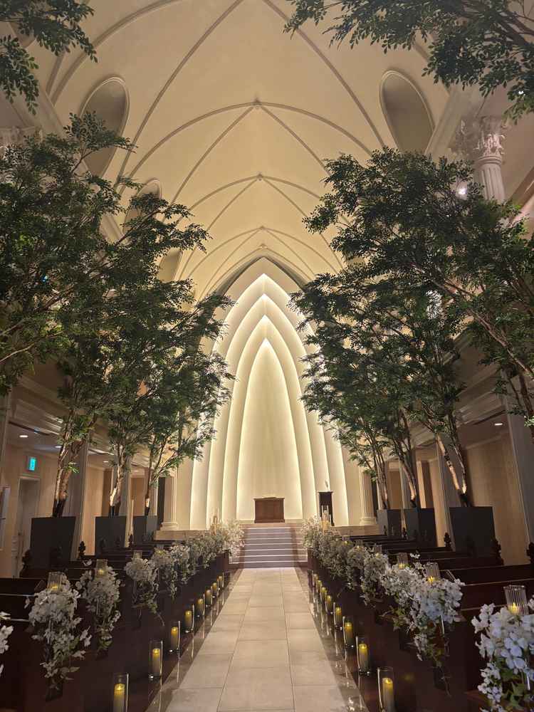 チャペルの中。ドレスが綺麗にみえるように白ではなくクリーム色になっているのが素敵でした。