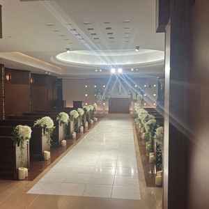 チャペル。新郎新婦に場面ごとに最適なライトを当ててくれる。80名ほどなら収容。