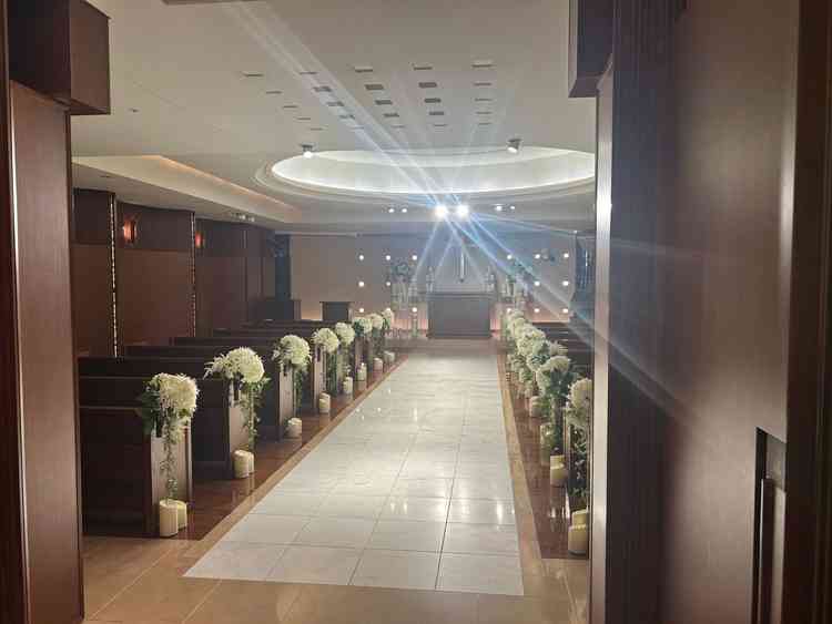 チャペル。新郎新婦に場面ごとに最適なライトを当ててくれる。80名ほどなら収容。