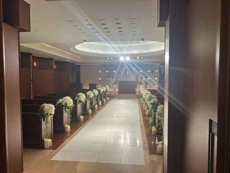 チャペル。新郎新婦に場面ごとに最適なライトを当ててくれる。80名ほどなら収容。