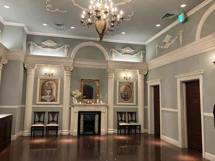 チャペルの前にあるスペース。調度品も本格的でどこを撮っても映える。