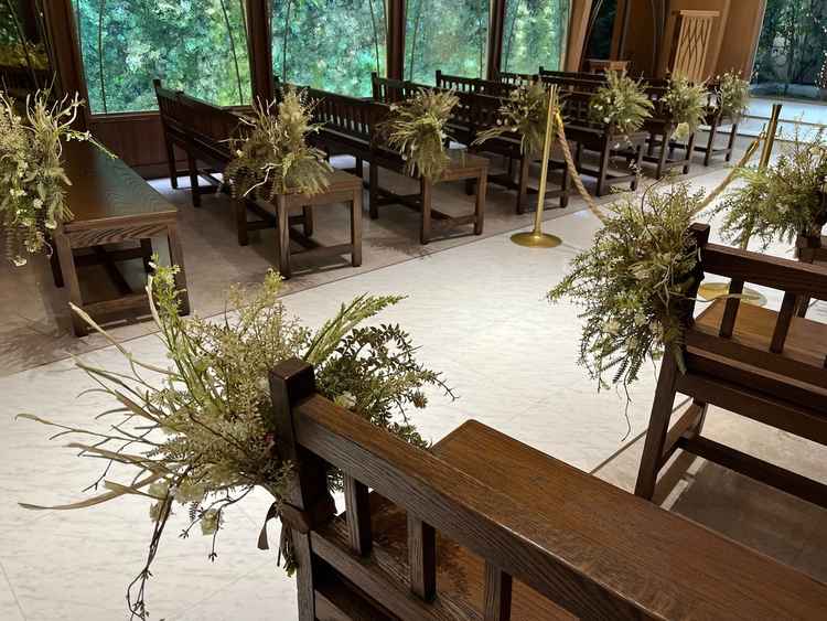 挙式中にゲストが座る席からの写真です。