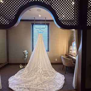 ドレスルームの画像。花嫁や花婿、家族のために作られたコンセプトとも含めてシックかつ落ち着いた雰囲気。