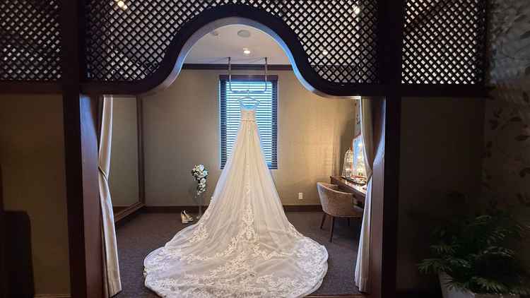 ドレスルームの画像。花嫁や花婿、家族のために作られたコンセプトとも含めてシックかつ落ち着いた雰囲気。