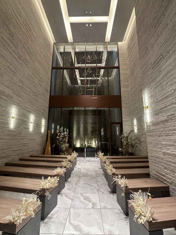 挙式会場。外は見えませんが天井が高く、開放感があります。