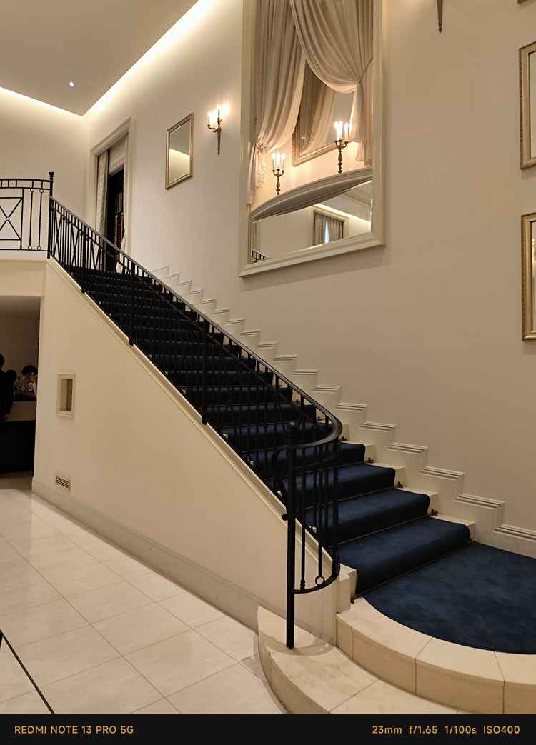 白に紺で写真映えしそうやなとおもった！披露宴会場はとっても素敵