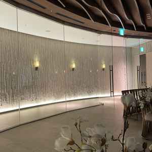 バージンロードはドレス姿を横から見ることができるようになっていて、ライトアップも素敵でした。