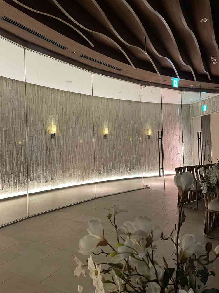 バージンロードはドレス姿を横から見ることができるようになっていて、ライトアップも素敵でした。