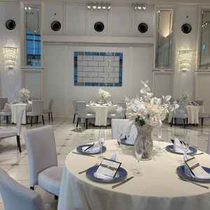 披露宴会場は天井も高く圧迫感がありません。