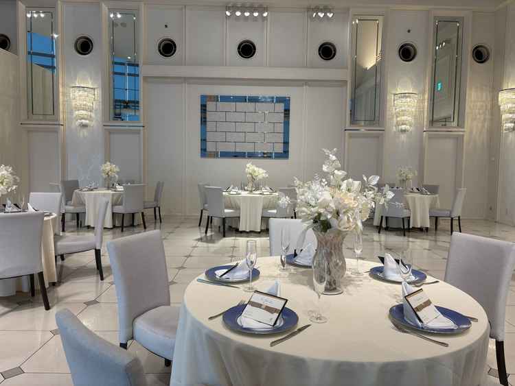 披露宴会場は天井も高く圧迫感がありません。