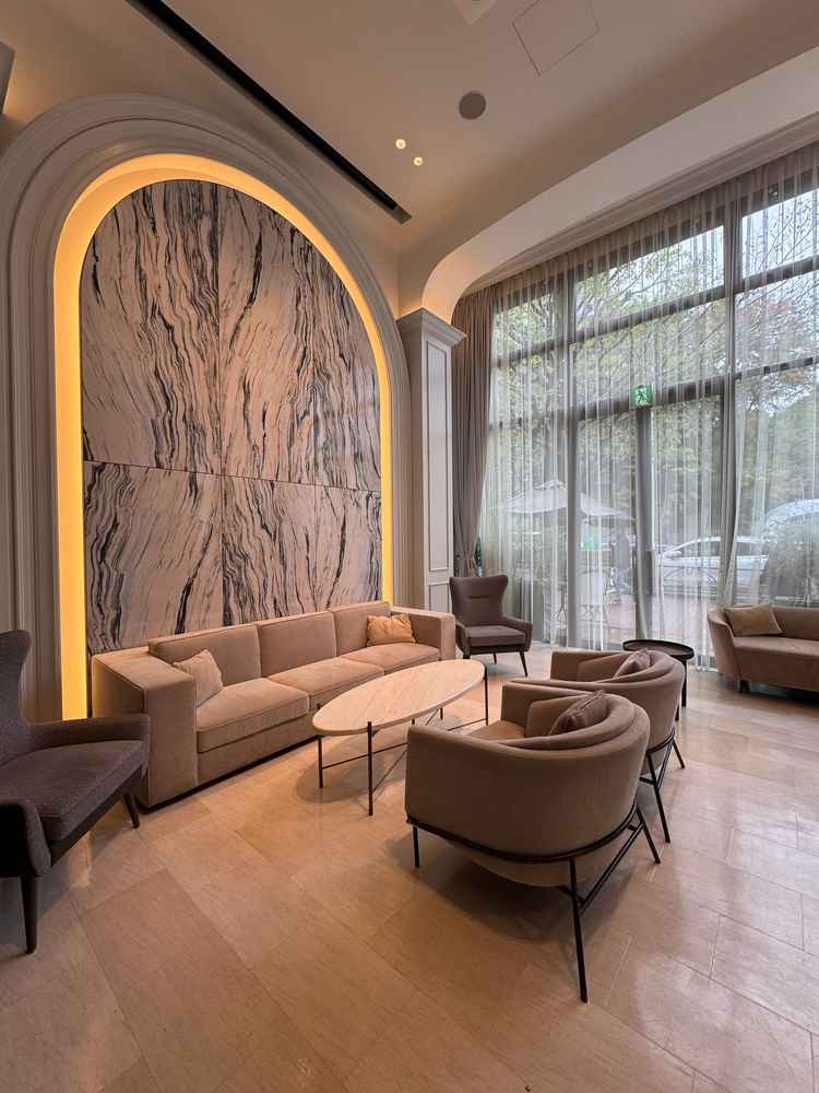 今風のインテリアや内装で、素敵でした。式場感は薄いかも？