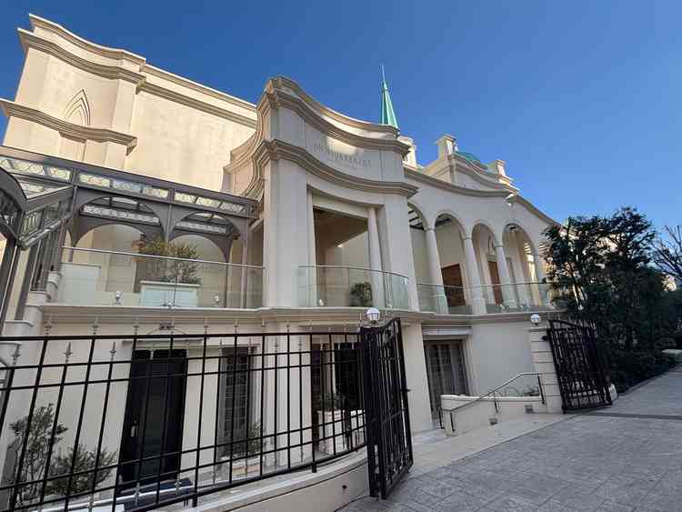 チャペル外観です。洋風で、ザ・結婚式という感じです。