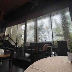 高砂の後ろに5mのガラス。そこに水が流れていて幻想的