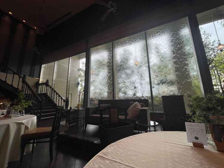 高砂の後ろに5mのガラス。そこに水が流れていて幻想的