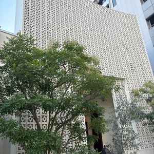 会場の入り口。式当日はこちらからゲストがはいられます！街中ですが建物はわかりやすく、入るととても静か