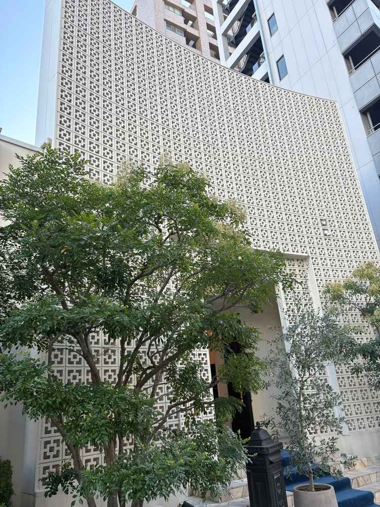 会場の入り口。式当日はこちらからゲストがはいられます！街中ですが建物はわかりやすく、入るととても静か