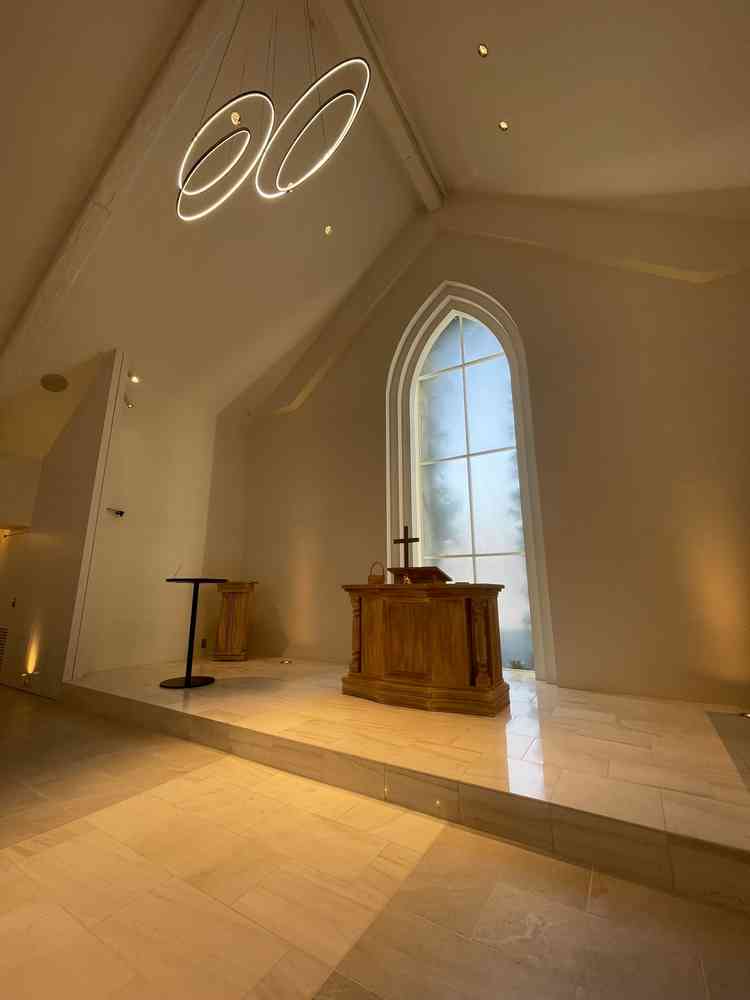 シンプルながら、細部のデザインにこだわれているチャペル。明るくてあたたかみがあり素敵でした。