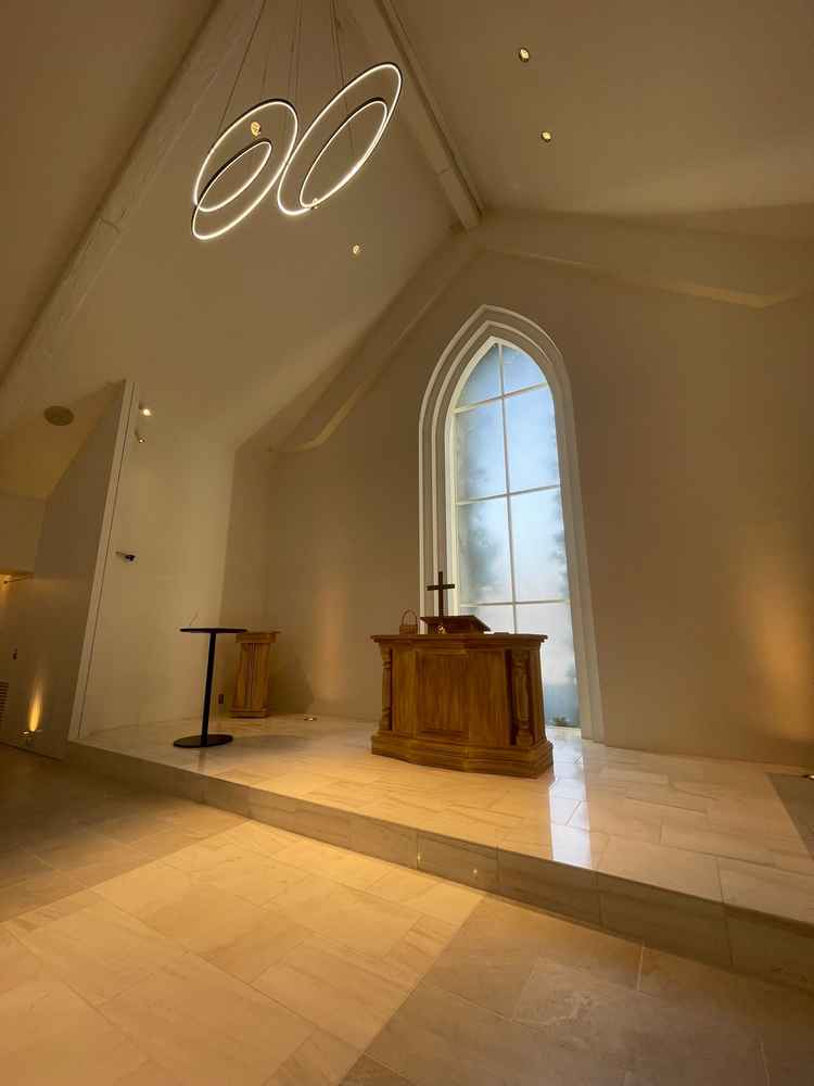 シンプルながら、細部のデザインにこだわれているチャペル。明るくてあたたかみがあり素敵でした。