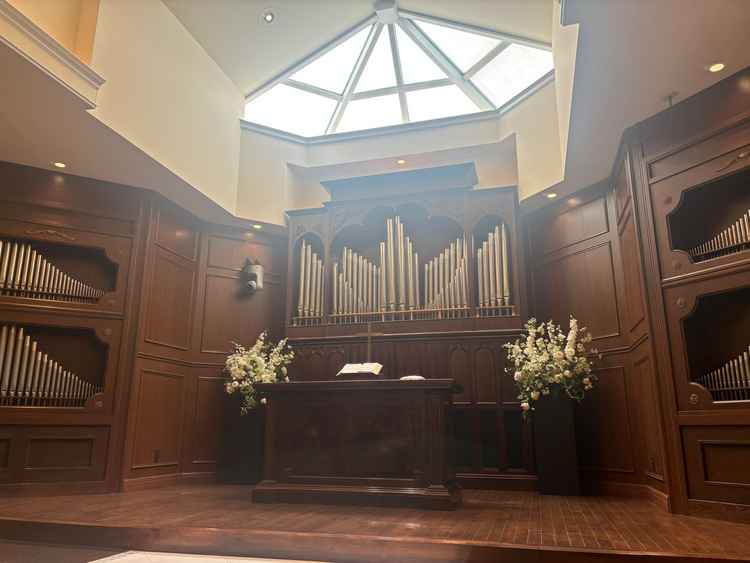 チャペルは木目調のクラシックな雰囲気。天窓があり、明るかったです。