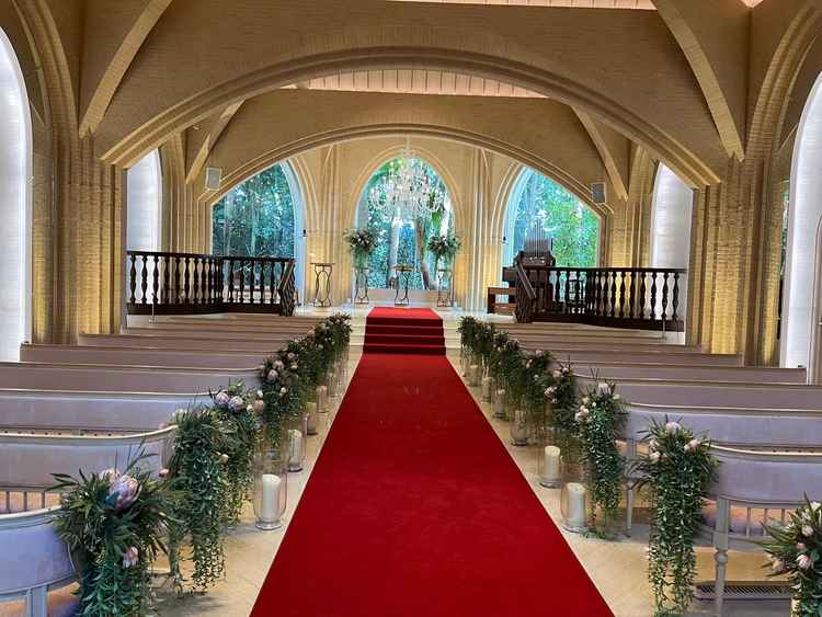 チャペルも広く、クッション性のあるソファーの椅子も疲れにくい。マジックミラーのキッズルームもある