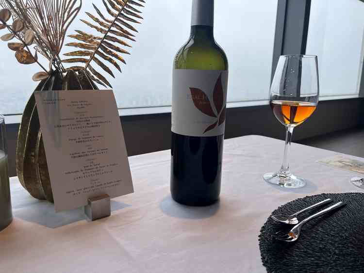 試食の際に出していただいた、お茶がとても美味しかったでシェフがお料理の説明を丁寧にして下さいました。