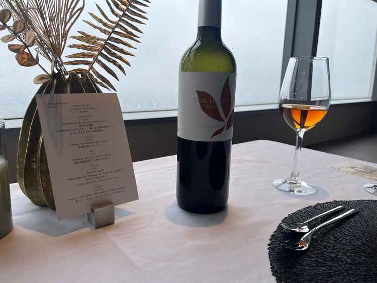 試食の際に出していただいた、お茶がとても美味しかったでシェフがお料理の説明を丁寧にして下さいました。