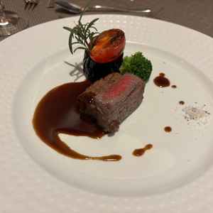 ステーキ料理の写真です。肉の旨みが広がり、満足度が高かったです。見た目も上品で美しかった印象です。