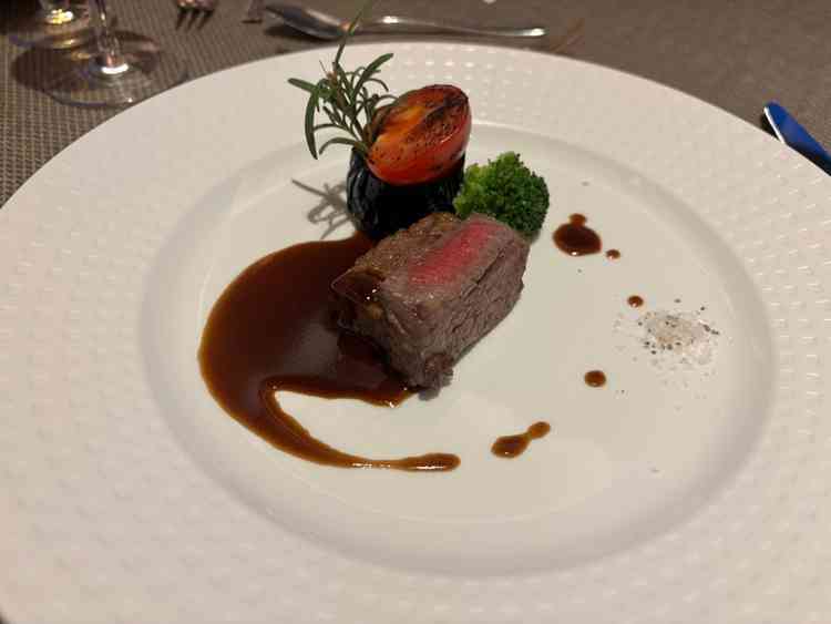 ステーキ料理の写真です。肉の旨みが広がり、満足度が高かったです。見た目も上品で美しかった印象です。