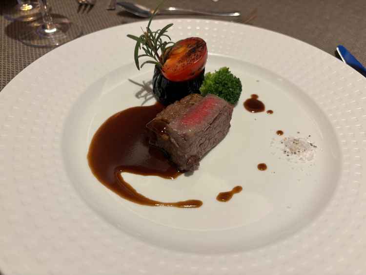 ステーキ料理の写真です。肉の旨みが広がり、満足度が高かったです。見た目も上品で美しかった印象です。