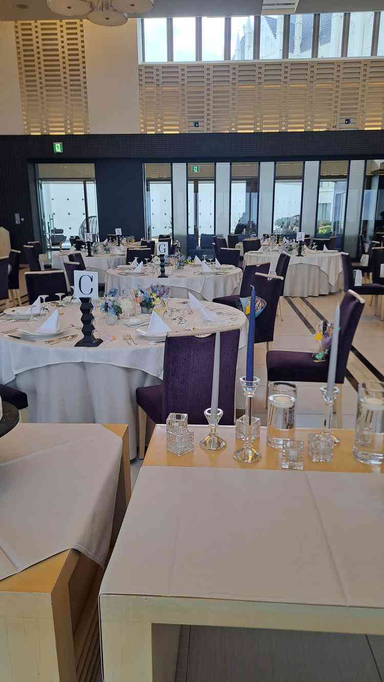 披露宴会場の雰囲気　曇でどんよりしていたが明るくきれいだった