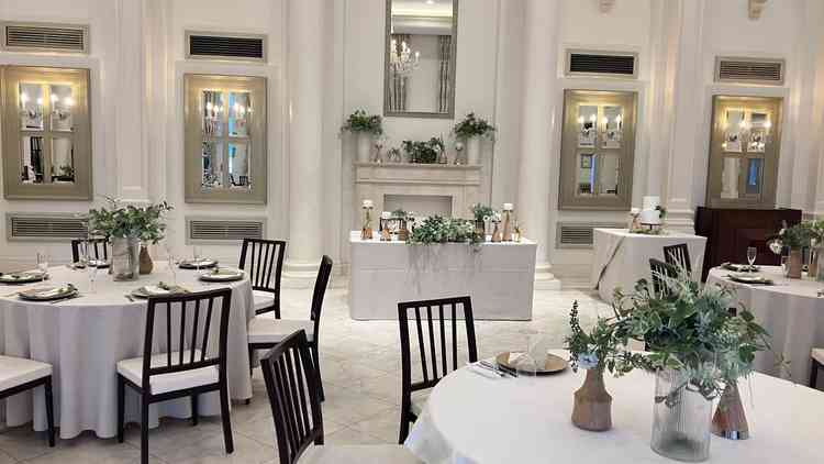 披露宴会場はシンプルで横長になっており1番遠くの席の方でも近くに感じられて良い