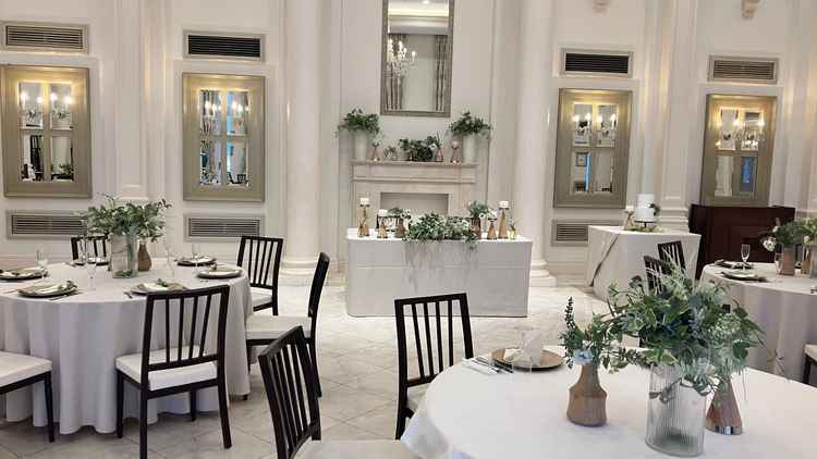 披露宴会場はシンプルで横長になっており1番遠くの席の方でも近くに感じられて良い