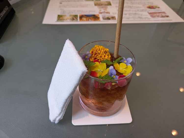 ウェルカムドリンクと凍らせたお絞り。暑い中の見学だったので、おもてなしの心が感じられました。