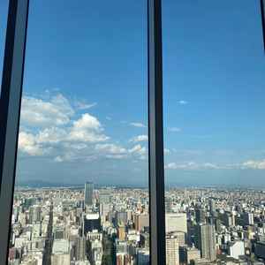 名駅直結のミッドランドスクエア最上階の景色。名古屋が一望でき、明るく非日常が味わえる。