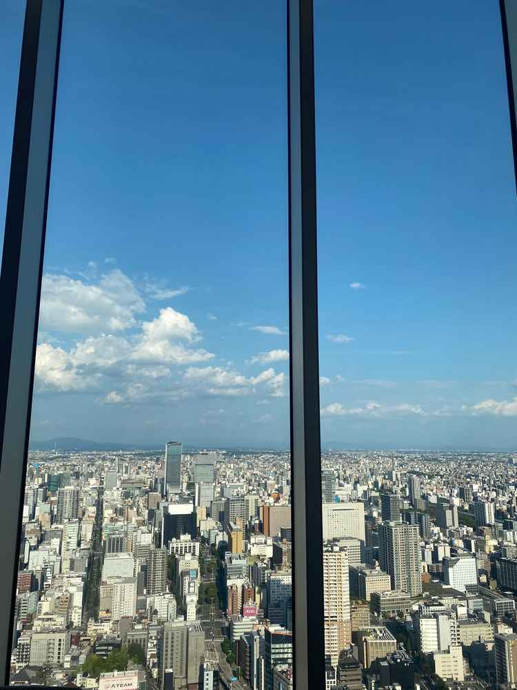名駅直結のミッドランドスクエア最上階の景色。名古屋が一望でき、明るく非日常が味わえる。