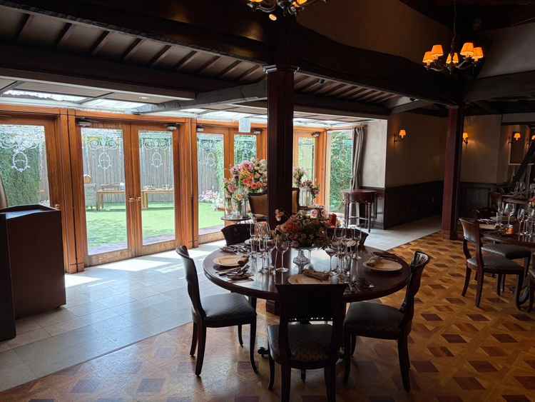 披露宴会場。こじんまりとしながらも、木のぬくもりが感じられる暖かな会場でした。