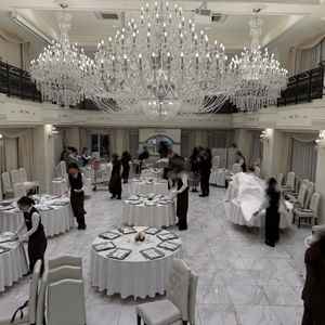 披露宴会場でシャンデリアがとても素敵で迫力がありました。