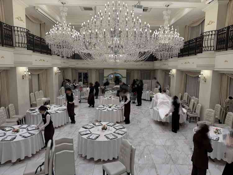 披露宴会場でシャンデリアがとても素敵で迫力がありました。