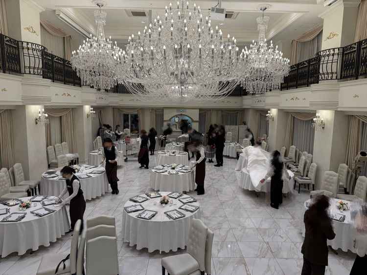 披露宴会場でシャンデリアがとても素敵で迫力がありました。