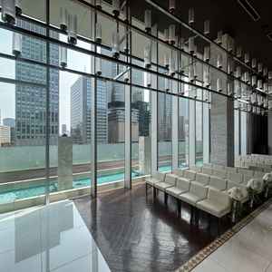 一つ目に見たチャペル。黒が基調。