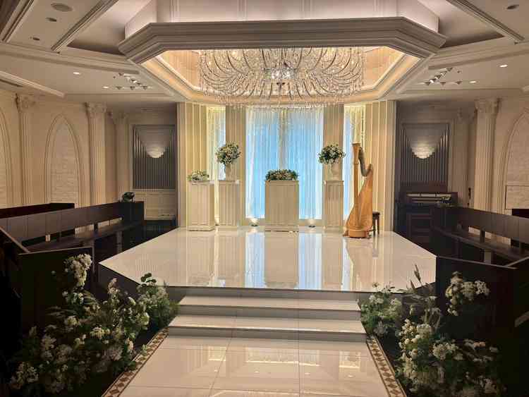 挙式会場　チャペルソルーナ（新郎新婦を取り囲むようにゲストの椅子があしらわれていて素敵）