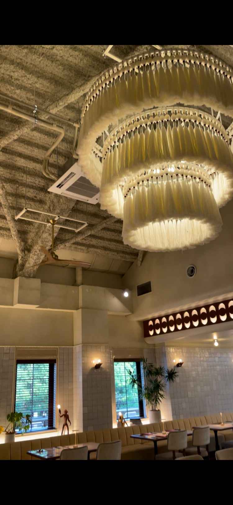 披露宴会場の煌びやかな照明