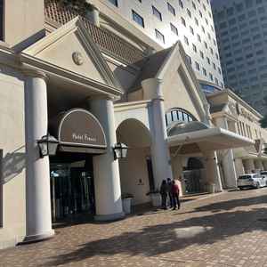 ホテル入り口。明るく可愛い雰囲気。