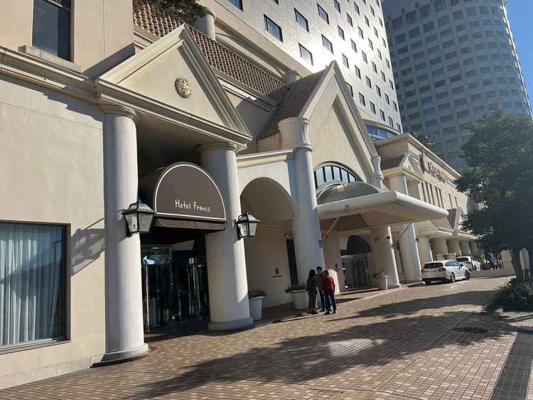 ホテル入り口。明るく可愛い雰囲気。