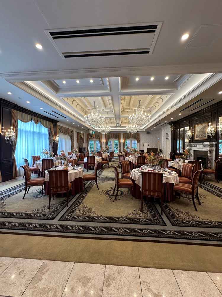 落ち着いた雰囲気で日本離れした良き歴史を感じられる披露宴会場。こちらも温かみがあって良かった