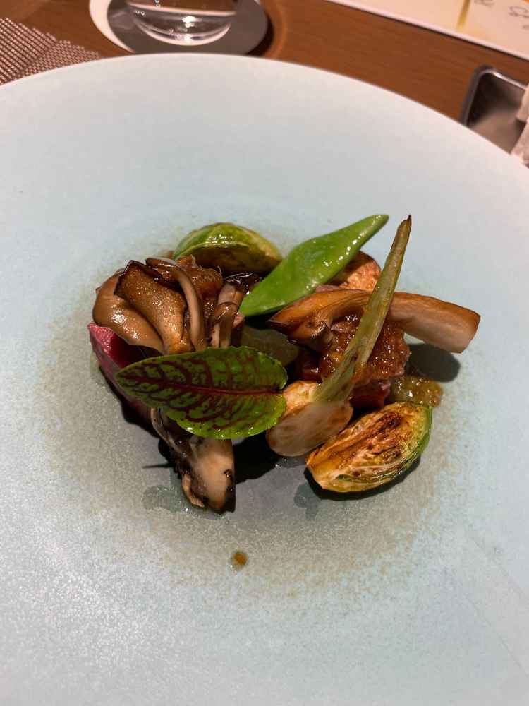 メイン料理になります。味付けもしっかりしている感じでした。牛フィレはやわらかく、ジューシーでした。